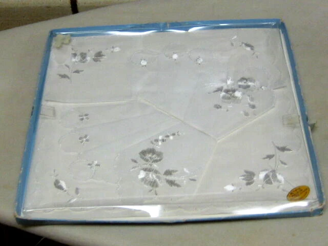 Caja Vintage 3 Pañuelos Bordados Satén Blanco Sobre Blanco Sin Usar Foto 1 de 1