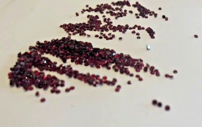 ANTIQUE LOT OF 50 PIECES 1.9- 2 MM GENUINE ROUND FLAT BACK FACETED GARNETS - Image 1 of 3