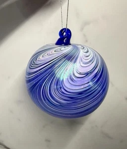 Mundgeblasene irisierende blau weiß Wirbel Glas Ornament 3-4" Kunst Glaskugel - Bild 1 von 5