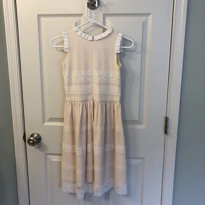 Vestido Persiguiendo Luciérnagas Crema Sin Mangas Blanco Encaje Superpuesto Talla 12 DESCONTINUADO Foto 1 de 4