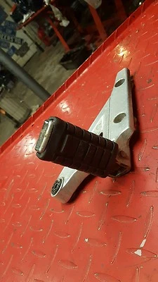 1984 Honda VF 500 C V30 MAGNA LADO ESQUERDO PASSAGEIRO PÉ PEG CONJUNTO  - Imagem 1 de 4