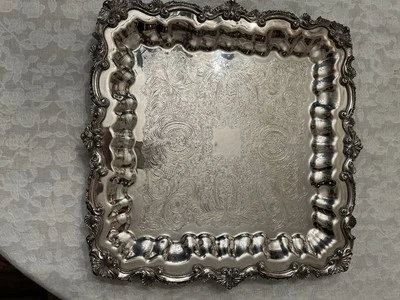 Bandeja con patas cuadrada Wallace X120 de colección con placa plateada en patrón "Chippendale" Foto 1 de 4