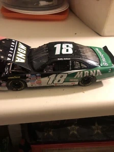 ACTION NASCAR N.18 PONTIAC BOBBY LABONTE MBNA STOCK CAR 1/24 PRESSOFUSO DISPLAY - Foto 1 di 9