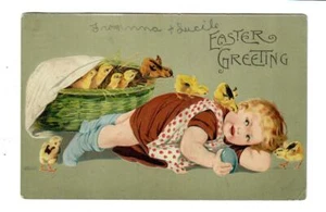 Vintage ASB Oster Postkarte Baby liegt auf dem Boden mit Küken klettern auf sie - Bild 1 von 2