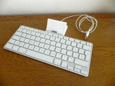 Genuine Apple iPad Keyboard Dock A1359 QWERTY MC533B/A for iPad iPad 2 iPad 3 - Image 1 of 4