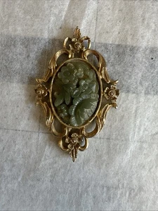 Vintage Brosche aus geschnitztem grünem Stein goldfarbenem Rahmen - Anstecknadelboden fehlt - Bild 1 von 2
