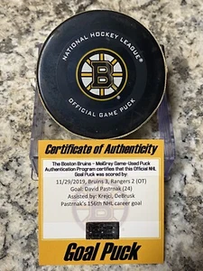 David Pastrnak GIOCO USATO GOAL PUCK Boston Bruins 156° Carriera ROCKET TROPHY - Foto 1 di 6