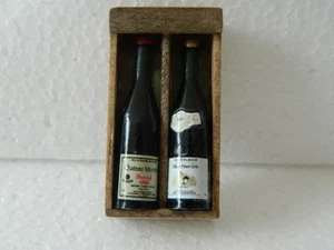 (F28) 1/12th scale DOLLS HOUSE HANDMADE WOODEN WINE BOX WITH 2 X BOTTLES (EMPTY) - Picture 1 of 7