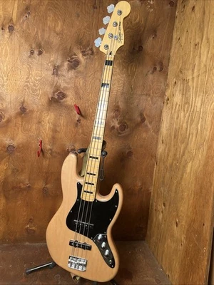 Bajo Jazz Squier Classic Vibe años 70 V - Natural con diapasón de arce Foto 1 de 4
