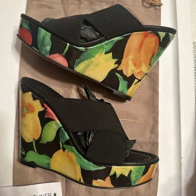 Novo Donald Pliner Sabri Floral Cunha Fecho Elástico Tamanho 10 Com Bolsa Espanador Rara - Imagem 1 de 4