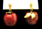Schöne Vintage hängende Ohrringe Lucite roter Apfel goldfarbene Pfostenrückseite
