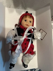 ASHTON DRAKE/CINDY STANGER 6 INCH RESIN & CLOTH DOLL "CUTE AS A BUG" NIB W/COA - Picture 1 of 19
