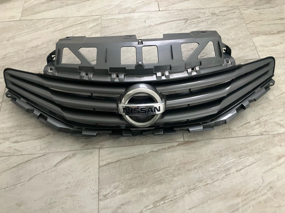 REJILLA SUPERIOR NISSAN VERSA NOTE HATCHBACK 623103VY0A OEM 2014 2015 2016 y emblema Foto 1 de 4