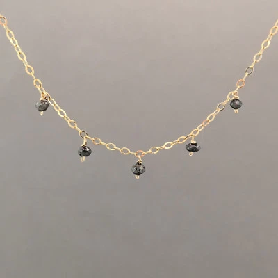 Collar de relleno de oro de cinco diamantes negros también en oro rosa o plata de ley Foto 1 de 4