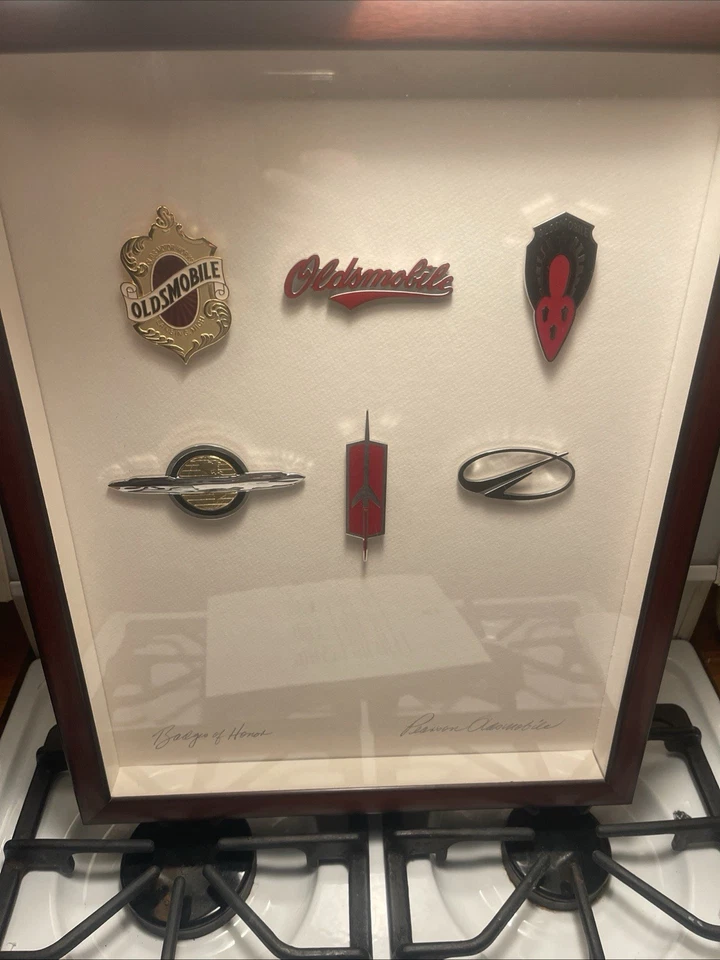Oldsmobile “Badges of Honor” distribuidor exhibición edición limitada Foto 1 de 4