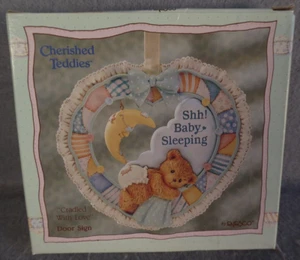 Insegna Porta Orsacchiotto Preziosi 1993 Ornamento Shh Bambino che Dorme Culla con Amore - Foto 1 di 6
