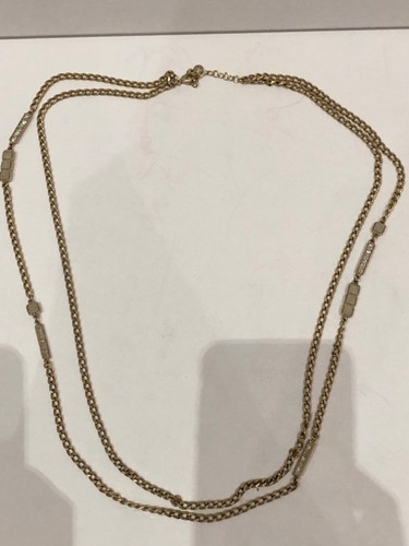Collana Chanel oro lunga indossata solo in poche occasioni