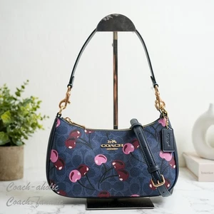 Neu mit Etikett Coach CY694 Teri Schultertasche aus charakteristischem Canvas mit Kirschmuster *VERSIEGELT* - Bild 1 von 11
