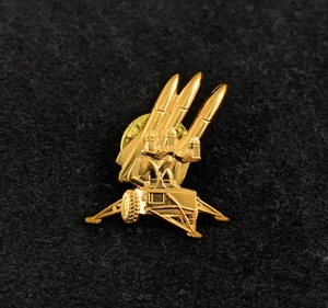 Alfiler de misiles Raytheon militar de EE. UU. MIM-23 Hawk SAM, alfiler dorado para sombrero, camisa, corbata - Imagen 1 de 6