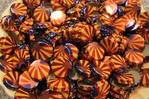 100 EICHE CREEK BRAUEN SUNBURST BIERFLASCHENVERSCHLÜSSE ROT GELB METALLSTREIFEN - Bild 1 von 1