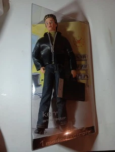 2003 Barbie MODERN CIRCLE KEN Art Director # B2524 NRFB giacca sintetica blu jeans - Foto 1 di 9