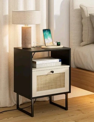 Comodino in Rattan con Stazione di Ricarica, Comodino Boho Casale Legno Comodino - Immagine 1 di 4
