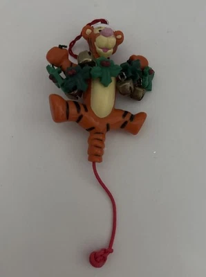 ADORNO TIENDA DISNEY ~ POOH'S WINTER WONDERLAND ~ TIGGER con JINGLE BELLS ~ 1996 Foto 1 de 4