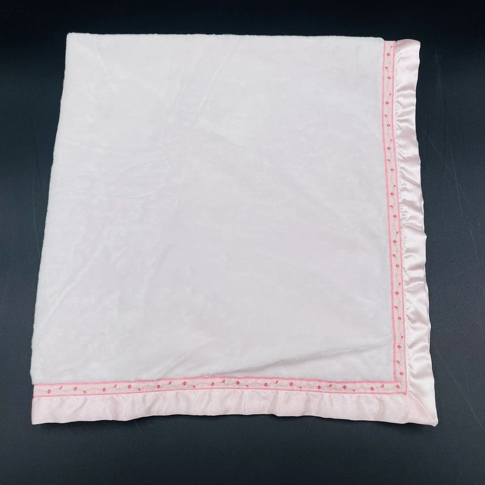 Manta bebé Carter's bonita en rosa satinado ribete floral cinta satinada espalda Foto 1 de 4