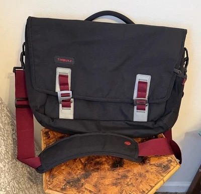 Bolsa carteiro Timbuk2 Command, preta e borgonha - Imagem 1 de 4