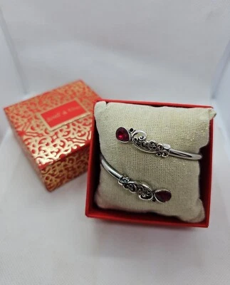 Scroll And Vines Silvertone Wrap Bracelet With Red Stones Foto 1 de 4