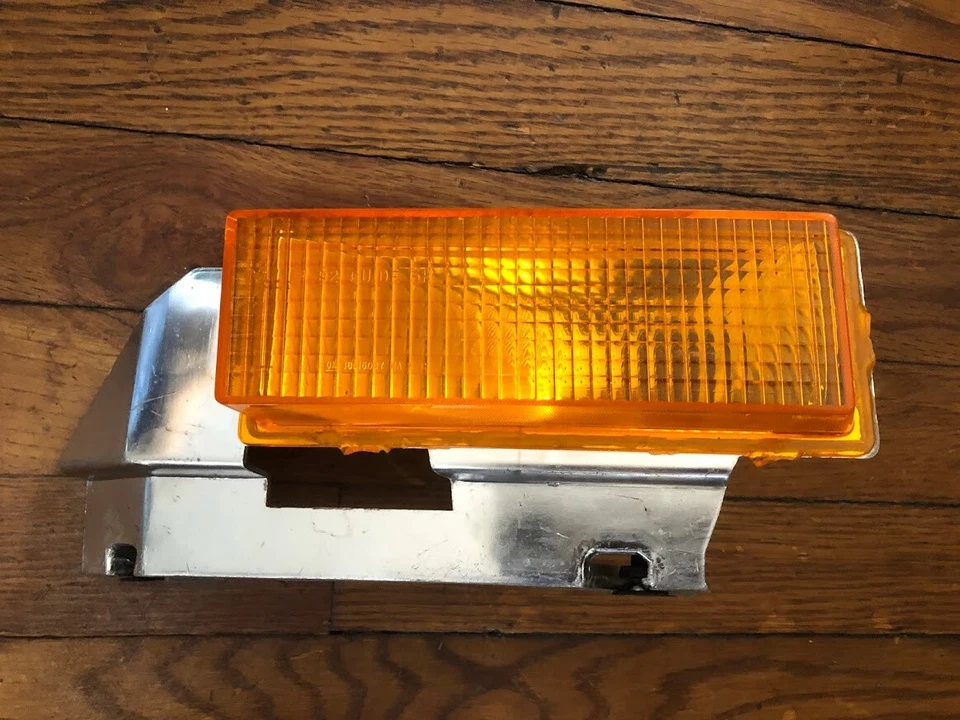 Lâmpada de estacionamento NOS GM GUIDE 1992-1995 Oldsmobile 88 LS LSS lente de seta - Imagem 1 de 4