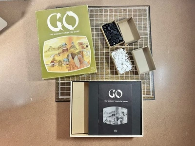 Vintage 1974 Reiss GO Conjunto de Jogo de Tabuleiro • Pedras Preto/Branco • Bom Usado - Imagem 1 de 4