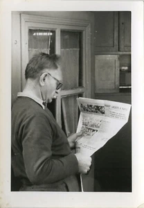 PHOTO ANCIENNE - VINTAGE SNAPSHOT - HOMME LECTURE JOURNAL -MAN READING NEWSPAPER - Imagen 1 de 1