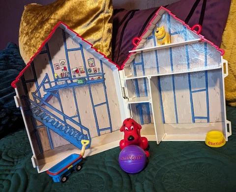 Vintage Scholastic Clifford The Big Red Dog Doghouse PlaySet With Toy Figures Cover