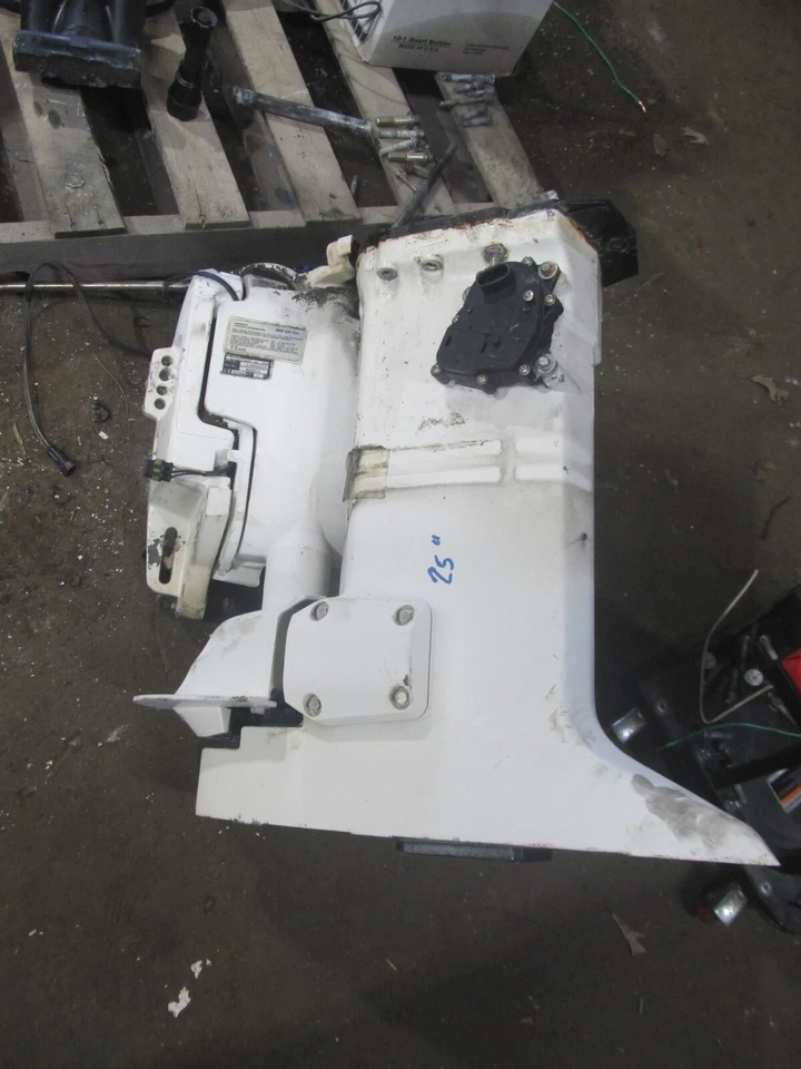 Evinrude 2007-09 115 hp fueraborda Etec 25" E-Tec sección media con carcasa de escape Foto 1 de 3