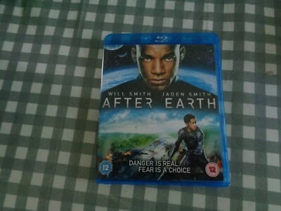 After Earth Blu-Ray (2013) Will Smith, Shyamalan (DIR) cert 12 free p+p - Image 1 of 2