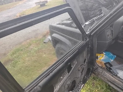  1997-2001 Jeep Cherokee 4 Door Driver Side Left Front Door Glass Window  - Image 1 of 4