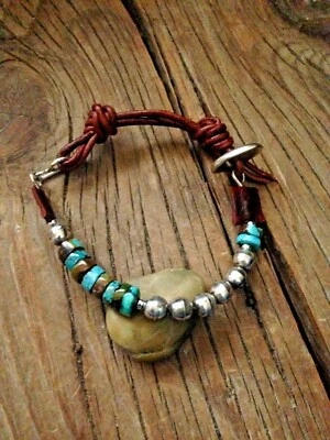 Brazalete de cuero Sundance marrón suave con cuentas turquesa y plata esterlina para hombre Foto 1 de 4