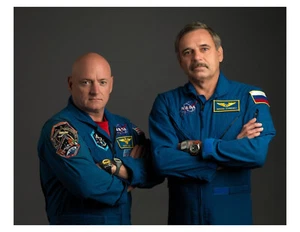 NASA Astronaut Scott Kelly & Cosmonaut Mikhail Kornienko 8x10 Photo On 8.5" x 11 - Picture 1 of 1