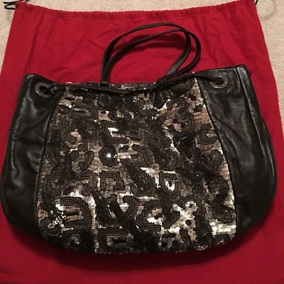 NUEVO CON ETIQUETAS $2.9K Valentino Garavani Cuero Negro Lentejuelas Metálico Bolso de Mano Cartera Foto 1 de 4