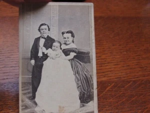 Antique CDV Carte de Viste Photo Tom Thumb, Wife, Child - Imagen 1 de 4