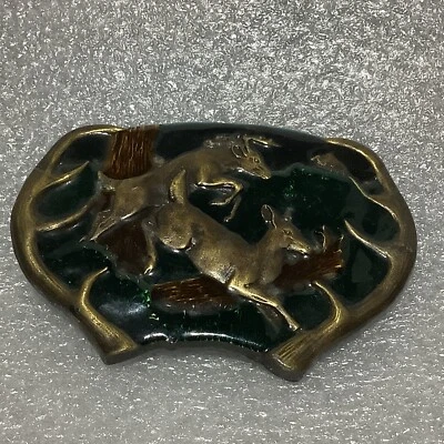 CUERNOS DE CIERVO BUCK DOE HUNTERS 1977 BERGAMOTA LATÓN HEBILLA DE CINTURÓN Esmalte Verde EE. UU. Foto 1 de 4