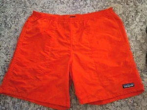 Patagonia Herren Baggies Shorts rot/pollinator orange Medium mit Seitentaschen - Bild 1 von 6