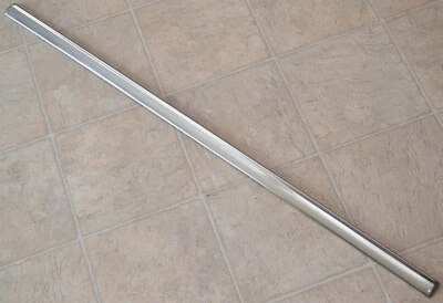 Ford Custom Deluxe 1949-1950 4 puertas puerta delantera derecha moldura carrocería inferior nuevo de lote Foto 1 de 4