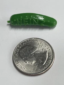 Vintage Heinz Pickle Pin Small Green Plastic Brooch Novelty Advertising - Picture 1 of 1