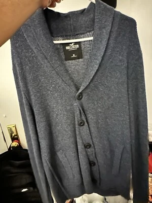 Cárdigan suéter Hollister para hombre talla mediana botones delanteros bolsillos azules Foto 1 de 2