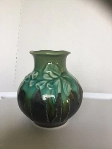 Green Black Vase Flower Design - Picture 1 of 5