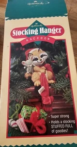 Vintage 1984 Punze Weihnachten Strumpf Aufhänger Halter Waschbär mit Maus - Bild 1 von 4