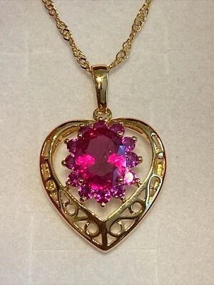 Bonito Nuevo Collar Colgante Corazón Calado Circonita Roja Rubí Ovalado Relleno de Oro Amarillo Foto 1 de 2