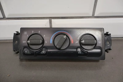 2001-2002 GMC Sierra OEM Manual Temperature Climate Control 15054697 - Image 1 of 4